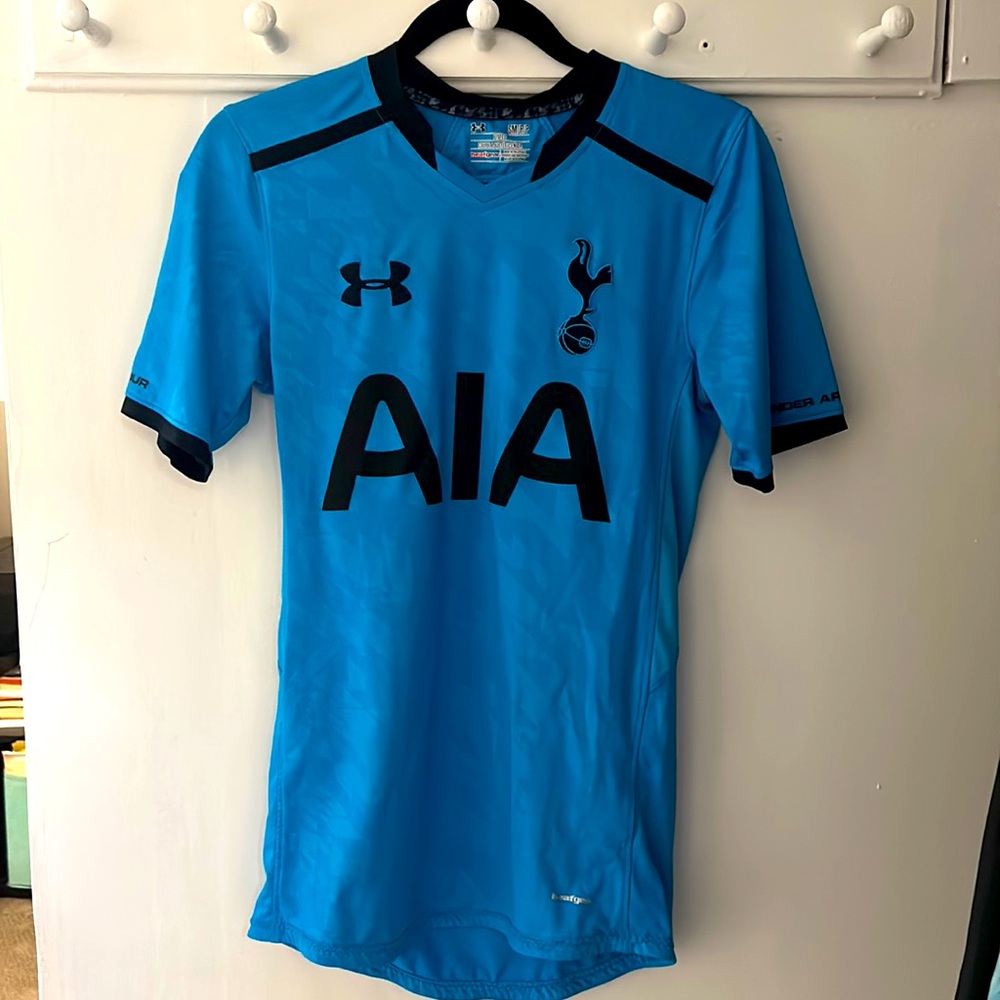 Size men’s small Under Armour soccer jersey!